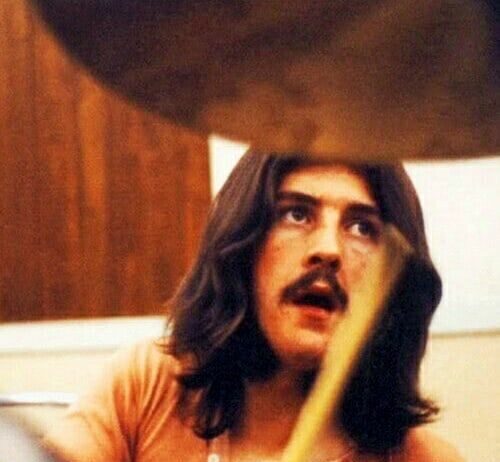 Odanın Ruhu: Davul Sesinin Prodüksiyon Sırları – John Bonham’dan Lars Ulrich’e Akustiğin Rolü