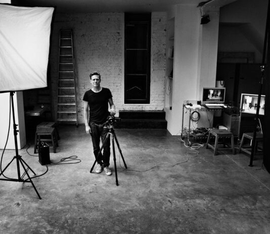 Işığın ve Müziğin Buluşması: Bryan Adams ve Objektifin Arkasındaki Görsel Ritim