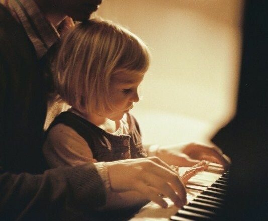 Geleceğin Müzisyenlerini Yetiştirmek: Çocuk Müzik Eğitimi İçin Temel Ekipman Rehberi