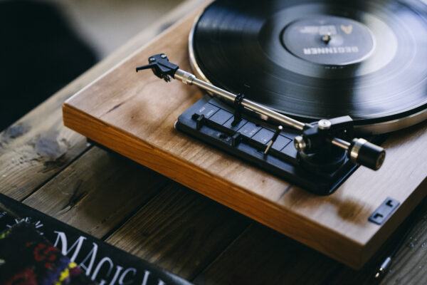 Analog Sesin Doğası: Neden Daha "Sıcak" Duyulur?