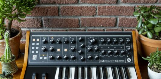 Ses Üretimi mi, Ses Kontrolü mü? MIDI Klavye ve Synthesizer Arasındaki Temel Farklar