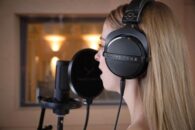 beyerdynamic-DT770PRO-X-Limited-Edition_23-12_TWH-Studio-Singer-Woman_v4-1-370×247