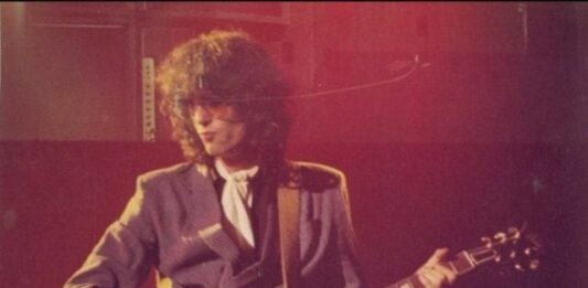 Müzik Tarihinde İz Bırakan Popüler Gitar Riffleri: Teknik ve Kültürel Bir İnceleme