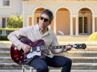 noel-gallagher-epiphone-riviera-@2000×1500