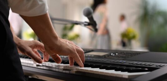 MIDI Klavye mi, Workstation mı? Müzik Üretiminde Doğru Ekipman Seçimi