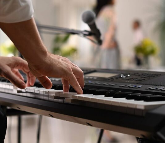 MIDI Klavye mi, Workstation mı? Müzik Üretiminde Doğru Ekipman Seçimi