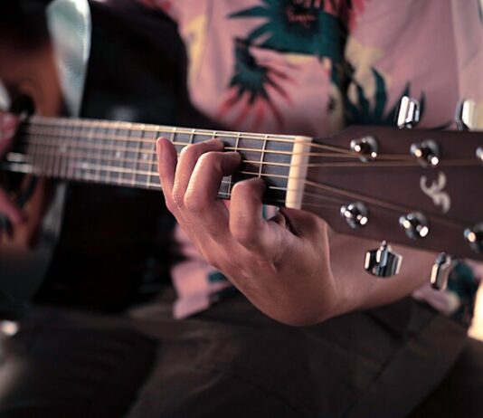 Akustik Gitar Akort Etme Rehberi: Doğru Yöntemler ve Adımlar