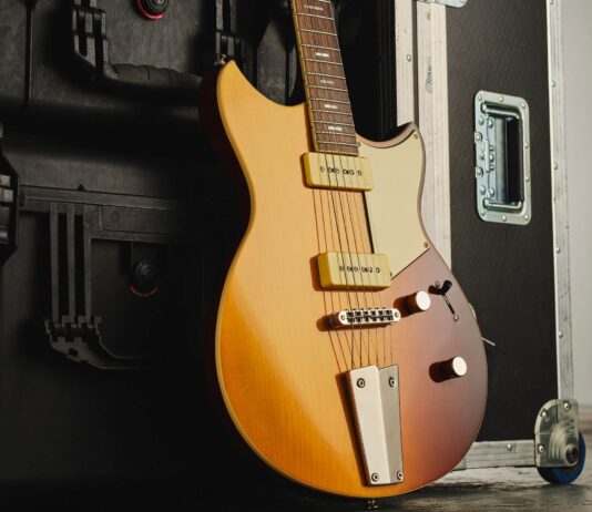 Yamaha Revstar Standard RSS02T Elektro Gitar İncelemesi: Modern Café Racer Tonları Test Masasında